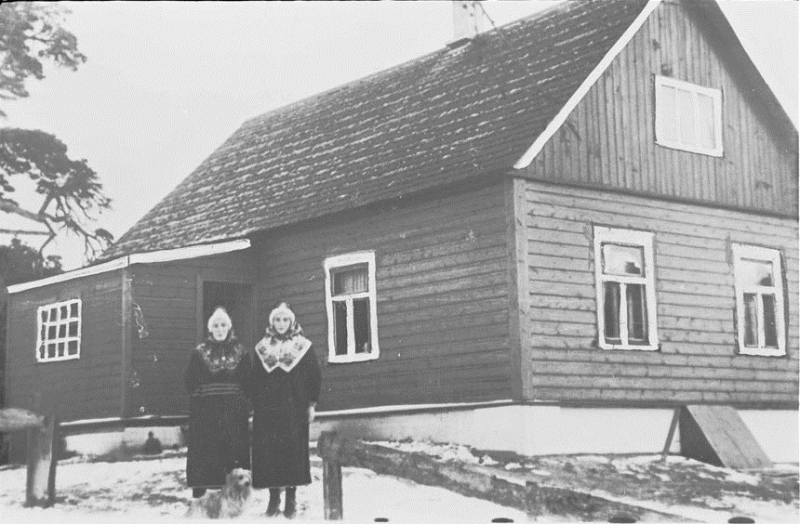 File:Helena vasakul ja Magdalena Bullers uue Ida-Buldersi elumaja ees ÖB802054-05.jpg